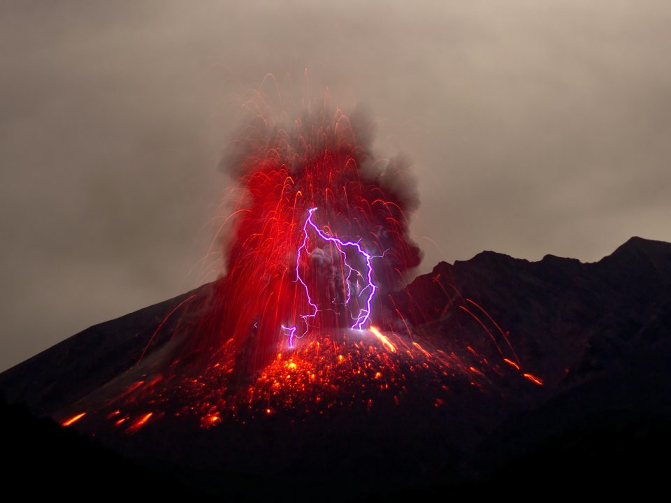 Imagen del volcán Sakurajima en Japón, donde rayos ocurren al mismo tiempo de una erupción