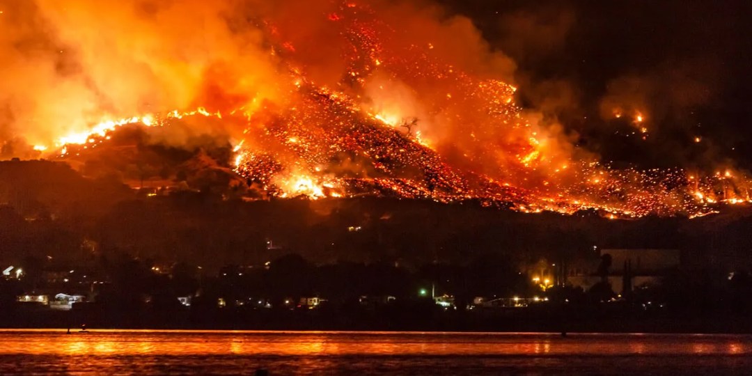 Incendios arden sobre las montañas cerca del lago Elsinore, California, el 9 de agosto de 2018.