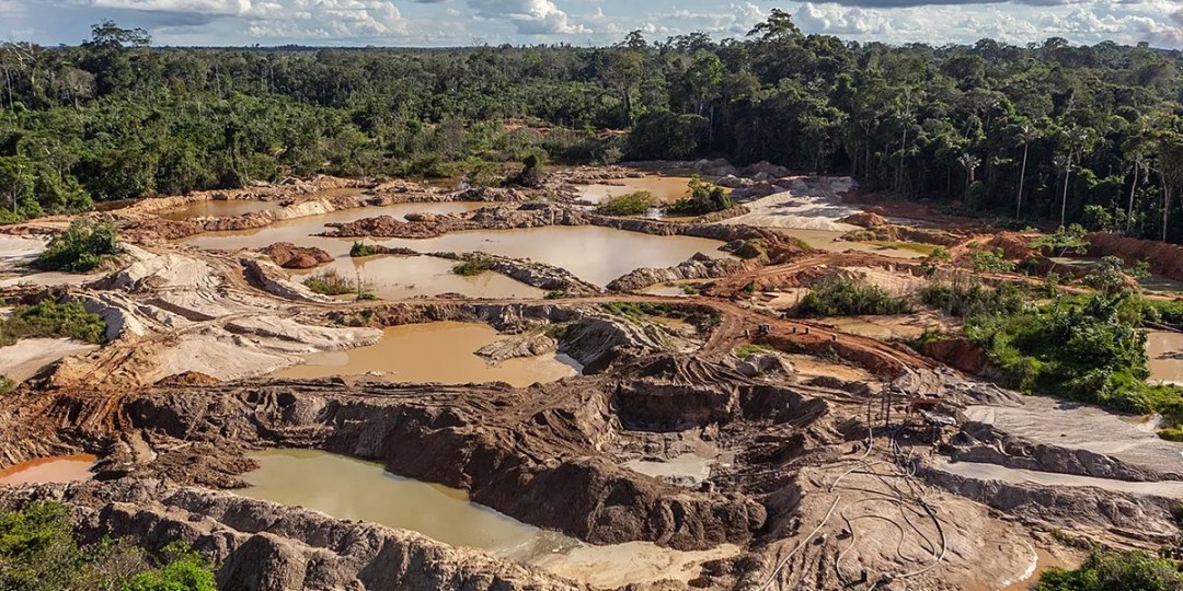 Cráteres en tierras deforestadas por minería ilegal en la tierra Indígena de Tenharim do Igarapé Preto, en el estado de Amazonas, Brasil.