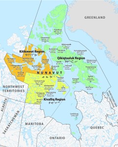 Un mapa del archipiélago ártico Candiense, con las regiones alrededor de Nunavut resaltadas: Kitikmeot en naranja, Kivalliq en amarillo y Qikiqtaaluk en verde. Las provincias canadienses de Northwest Territories, Alberta, Saskatchewan, Manitoba, Ontario, y Quebec están en gris en la parte inferior del mapa y Groenlandia está en la derecha superior. 