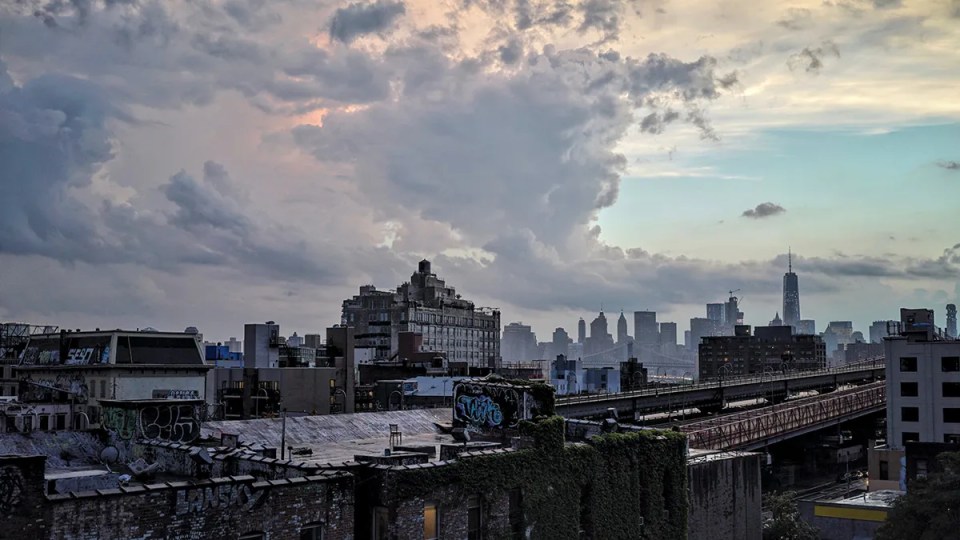 Una foto de cielos nublados sobre edificios y rascacielos de ladrillo. Leyenda/Crédito: Un nuevo estudio muestra que los cielos sobre las ciudades están más nublados que los de las áreas que las rodean.